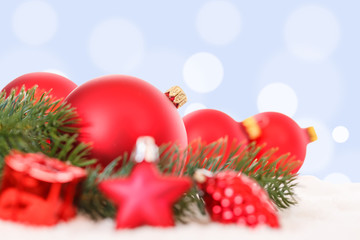 Weihnachten rote Weihnachtskugeln Weihnachtsdeko Weihnachtsdekoration Dekoration Schnee Textfreiraum Copyspace