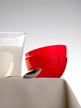 Tisch mit Milchkaraffe und Schalen