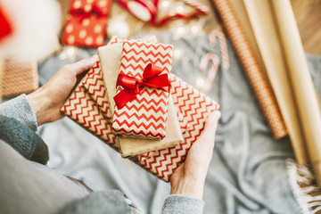 Man making bow from ribbon on gift