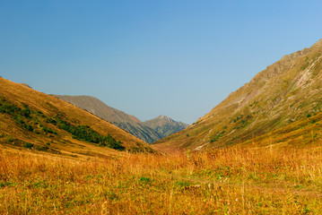 Obraz premium beautiful autumn mountain pass in the mountains of the Caucasus