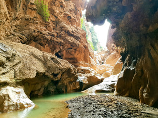 Höhle mit Felsen und Wasser quer