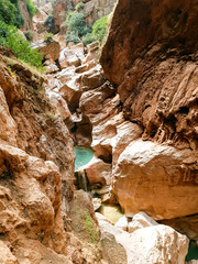 Wasserbecken im Felsen