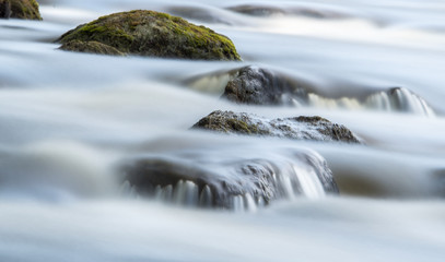weicher Wasserstrom über Felsen