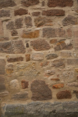 altes Mauerwerk an einer Kirche