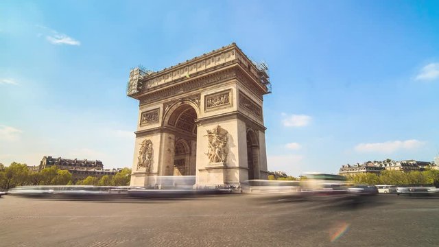 Beautiful 4K UD timelapse of the Arc de Triomphe in Paris, France, with a blue sky and traffic in spring/summer