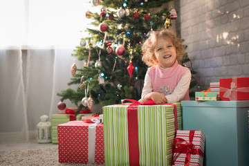 Obraz na płótnie Canvas girl in a room with a Christmas tree