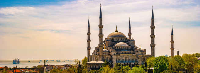 Blue mosque in glorius sunset, Istanbul, Sultanahmet park.
