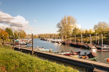Abwaschbare Fototapete Marina with sailing yachts and motor boats at the fortified town of Woudrichem in the Dutch province of Noord-Brabant © Ruud Morijn