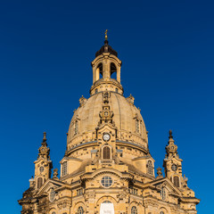 Fototapeta na wymiar Wieder aufgebaute Frauenkirche in Dresden