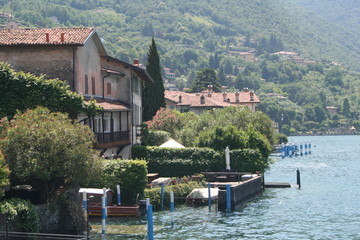 Case sulla riva del lago