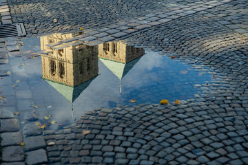 Spiegelbild der Türme des St. Paulus-Domes in einer Wasserpfütze, Münster, Westfalen, Deutschland