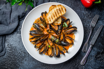 Mussels in tomato sauce