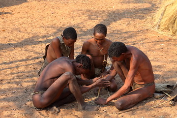 Buschmänner in Namibia beim Feuer machen