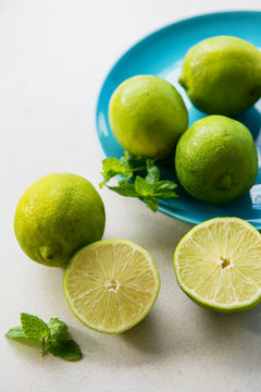 Limete auf blau Teller Ganz und Halbiert 