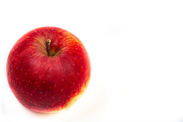 Mela rossa su sfondo bianco