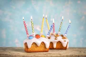Kuchen mit Kerzen zum Geburtstag
