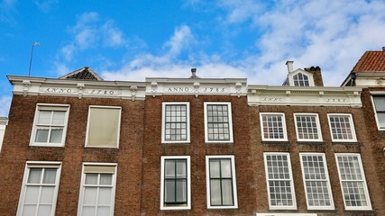 Fototapeta na wymiar Typische alte holländische Hausfassaden und Dächer