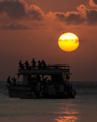passeio de barco no pôr do sol