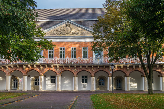 Sch&ouml;ner Blick auf den historischen Marstall in der Auricher Innenstad.