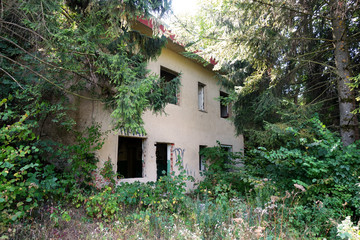 Fototapeta na wymiar Old abandoned and dilapidated house
