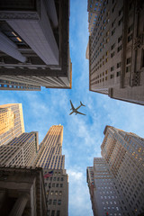 Plakat plane flies over the city over New York