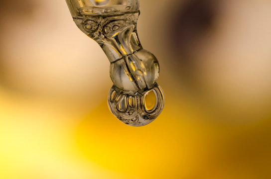 Macro di una goccia nel contagocce 