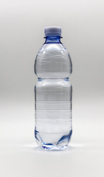 Bottiglia di plastica di acqua minerale da mezzo litro