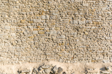 Alte Stadtmauer Sandsteinmauer mit unregelmäßig großen Steinen und mit dickem Fundament, Old city wall Sandstone wall with irregularly sized stones and a thick foundation