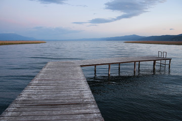 Obraz premium Drewniane molo na jeziorze Ohrid, Macedonia.