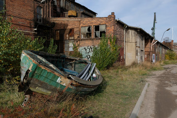 Polska, Gdańsk - dawne tereny stoczniowe, Szlak Stoczni Cesarskiej, opuszczone zrujnowane budynki i stara łódź - obrazy, fototapety, plakaty
