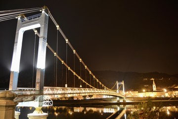 H&auml;ngebr&uuml;cke bei Nacht in Frankreich