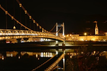 Fototapeta na wymiar Hängebrücke bei Nacht in Frankreich