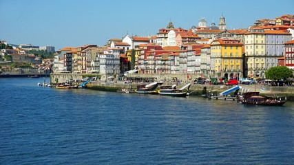 Naklejka na ściany i meble colorful houses on the douro river in porto