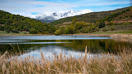 Fototapeta na wymiar Natural landscape composed of snowy mountains and a lake inside.
