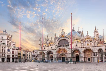 Foto op Plexiglas Basiliek San Marco en de klokkentoren op Piazza San Marco, uitzicht op de ochtend © AlexAnton