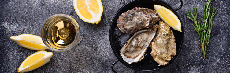 Fresh oysters with lemon and white wine