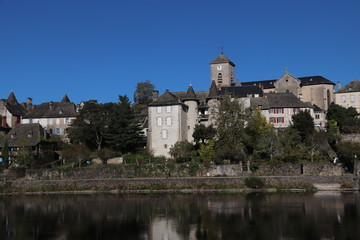 Fototapeta na wymiar Corrèze - Argentat sur Dordogne - La ville le long de la Dordogne