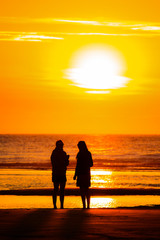 Liebendes Ehepaar am Strand bei Sonnenuntergang