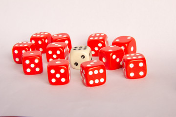Dados rojos y dado blanco