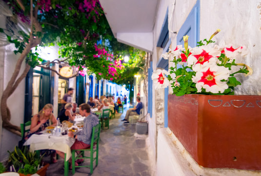 Fototapeta Night summer life in the streets of Plaka, Milos island, Greece.