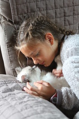 complicit&eacute; entre une jeune fille et un chat