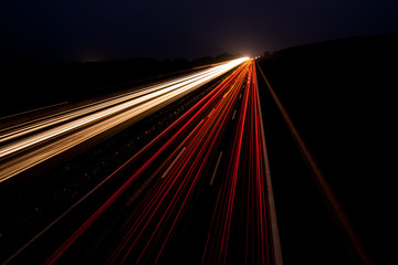 Fototapeta na wymiar Scheinwerferspuren auf der Autobahn