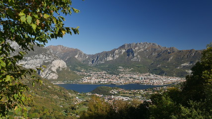 Obraz premium Vista aerea della città di Lecco