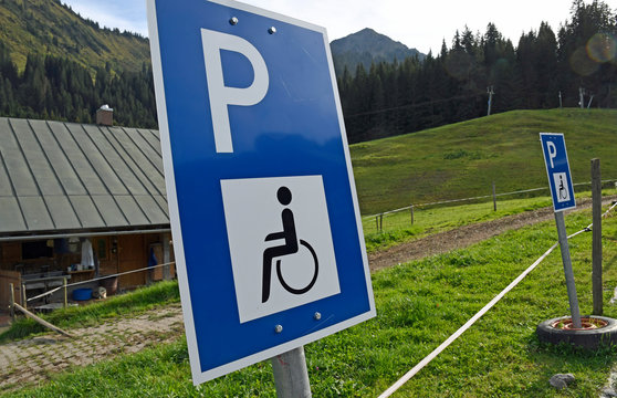 behindertenparkpl&auml;tze im kleinwalsertal an der auenh&uuml;tte