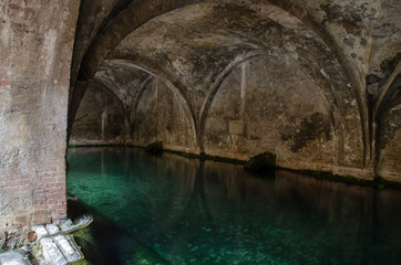 Fototapeta na wymiar cistern in Italian village