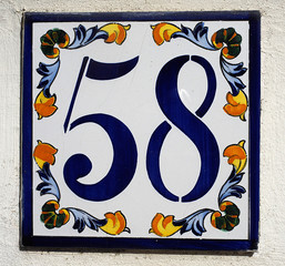 Número 58 pintado en un azulejo