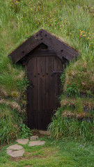 Fototapeta na wymiar Dunkelbraune Haustür eines Erdhauses in Island