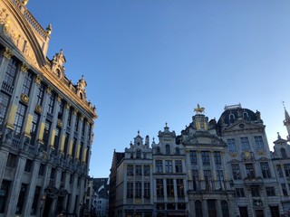 Fototapeta na wymiar Angolo della Grande Place e cielo blu, Bruxelles, Belgio