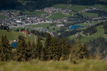 Fototapeta na wymiar Blick von oben auf ein Alpental