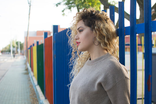 retrato de adolescente a la salida del colegio